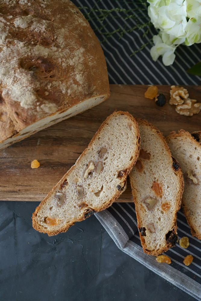 Rezeptbild: Dinkel - Sauerteig Brot mit Wallnüssen und gelben Rosinen