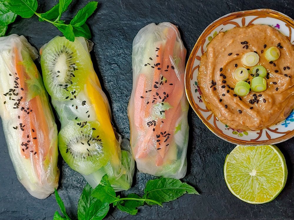 Rezeptbild: Bunte vegetarische Sommerrollen mit Erdnusssauce