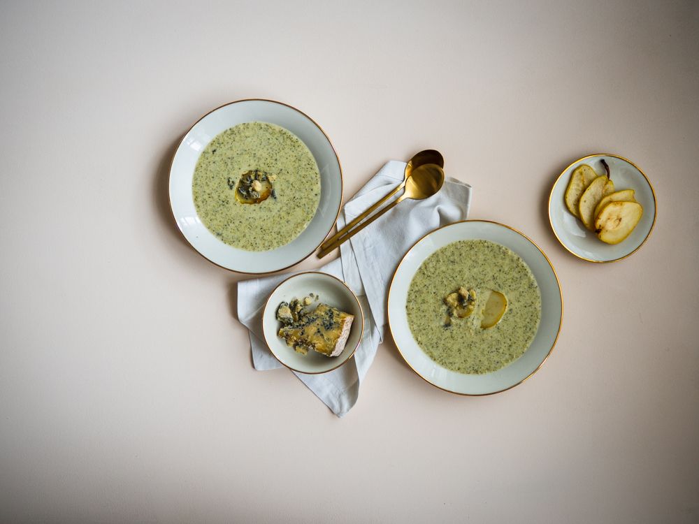 Rezeptbild: Brokkolisuppe mit karamellisierter Birne und Stilton