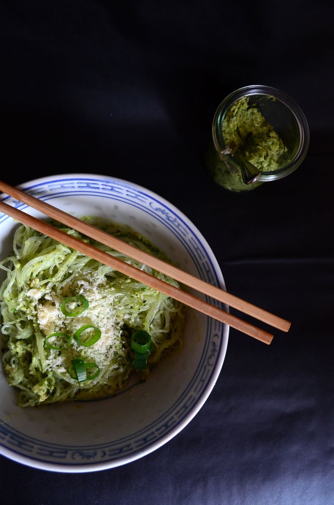 Rezeptbild: Avocado-Pesto mit Cashews und Thaibasilikum zu Glasnudeln