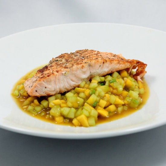 Rezeptbild: Gegrillter Lachs mit Gurken-Mango-Salat