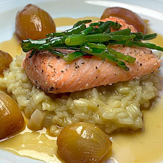 Rezeptbild: Lachs auf Wasabi-Risotto mit Portwein-Limetten-Schalotten