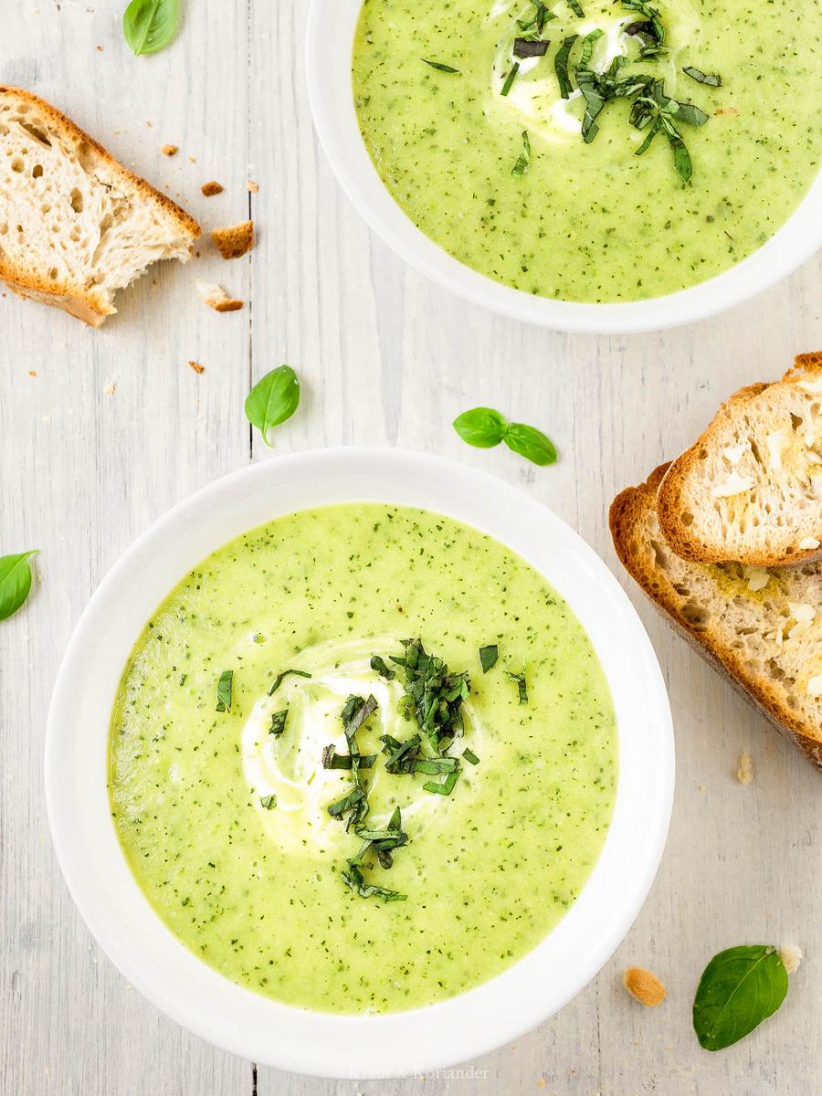 Rezeptbild: Zucchini-Sommersuppe mit knusprigem Knoblauchbrot