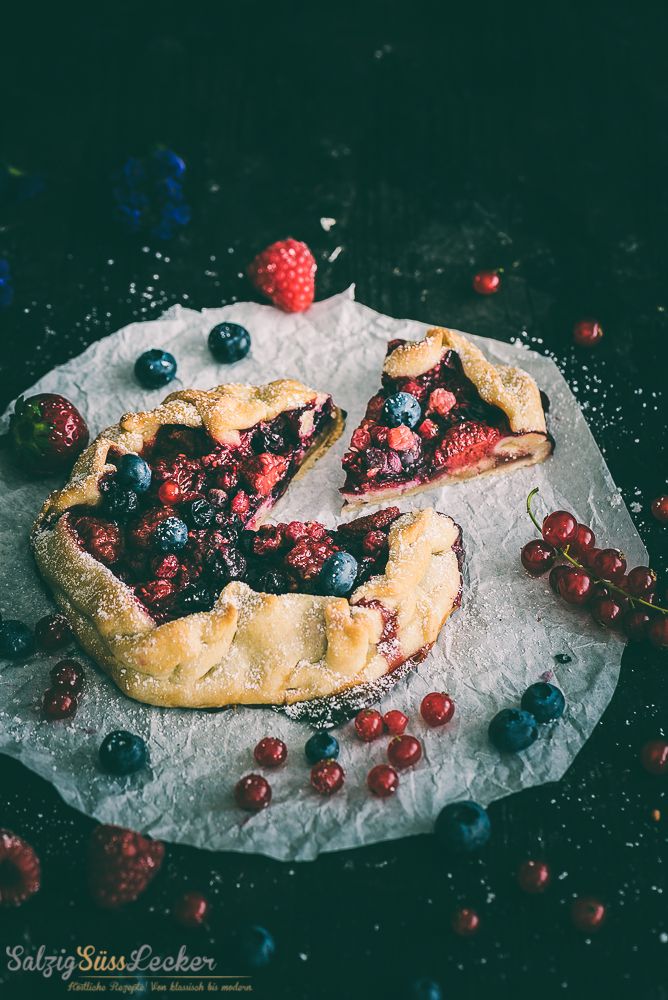 Rezeptbild: LECKERE BEEREN-GALETTES MIT MARZIPAN