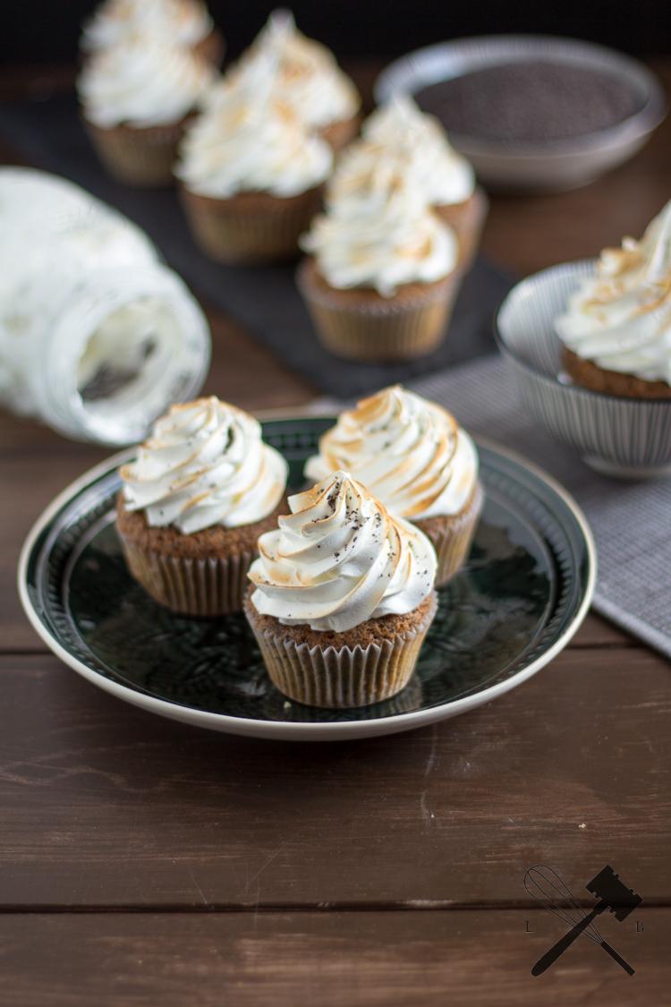 Rezeptbild: Zitronen und Mohn Cupcakes mit Meringuefrosting