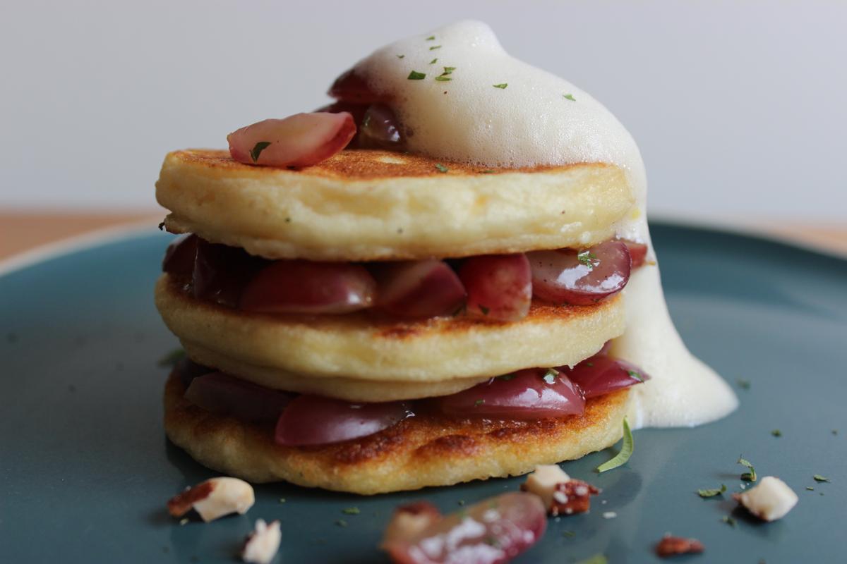 Rezeptbild: Ricotta-Pannekuche mit Trauben-Ragout und Riesling-Zabaione