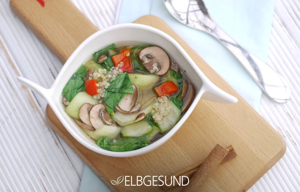 Rezeptbild: Farbenfrohe Pho-Suppe mit Quinoa, Pak Choi, Paprika und Champignons