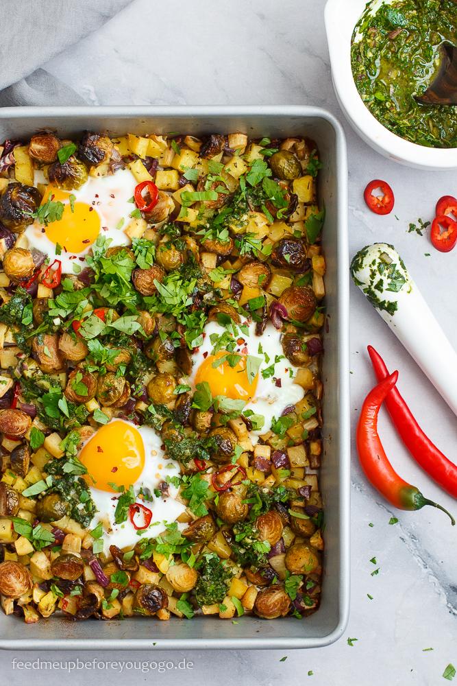 Rezeptbild: Bauernfrühstück aus dem Ofen mit Balsamico-Rosenkohl, Pastinake und Chimichurri