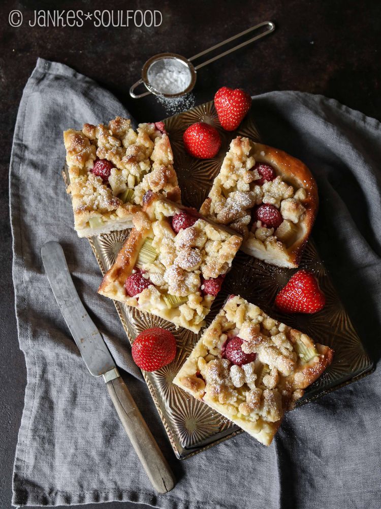 Rezeptbild: Erdbeer-Rhabarber-Streuselkuchen