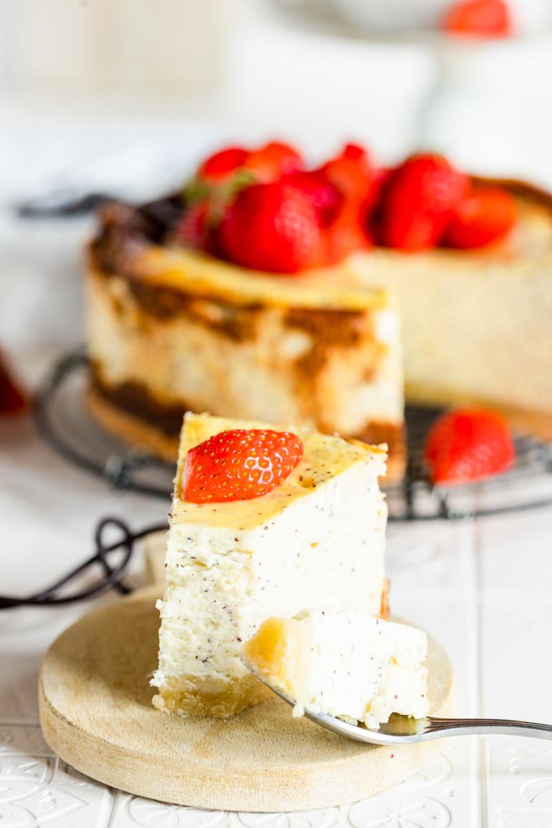 Rezeptbild: Mohn-Marzipan-Käsekuchen mit Erdbeeren