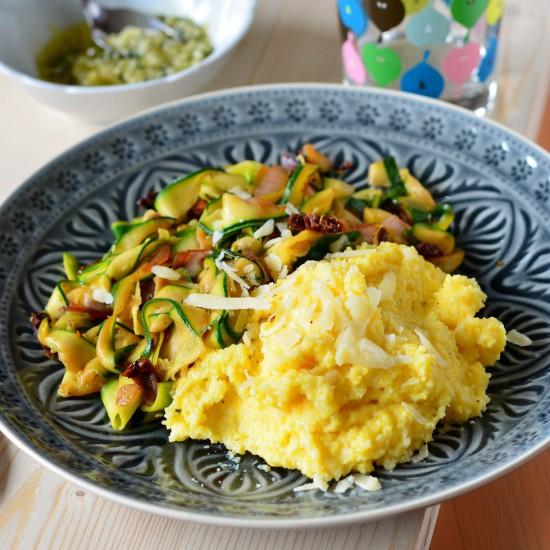 Rezeptbild: Zucchinigemüse mit Polenta und Thymian-Mandel-Pesto