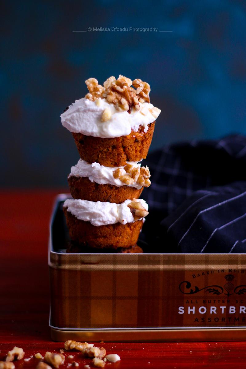 Rezeptbild: Glutenfreier Walnussmuffin mit veganem griechischen Joghurt
