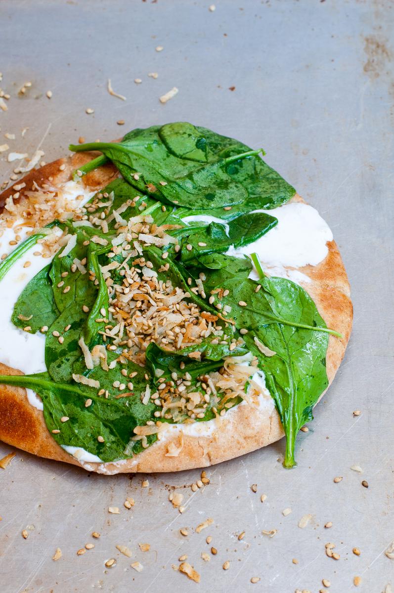 Rezeptbild: Pita mit Spinat und Sesam-Kokos-Knusper