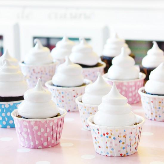 Rezeptbild: Schokoladen Cupcakes mit Erdnussbutter Füllung + Marshmallow Frosting