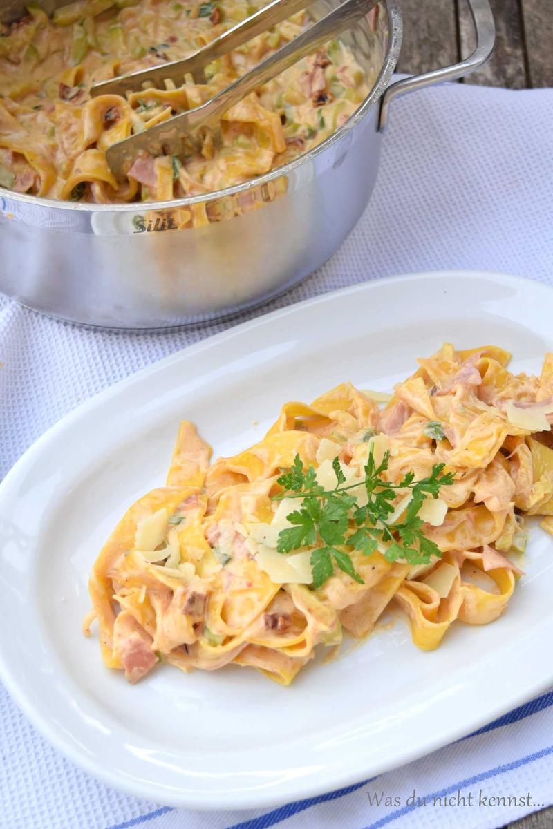 Rezeptbild: One Pot Pasta – Variation mit Zucchini, Schinken und getrockneten Tomaten