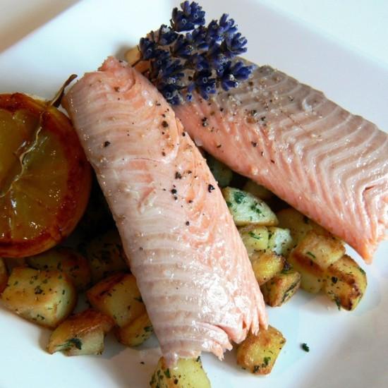 Rezeptbild: Lachsforelle in der Lavendel-Zitronen-Salzkruste