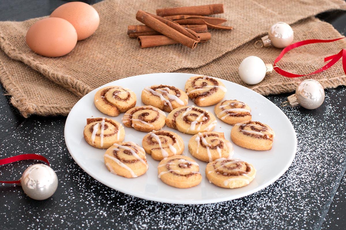 Rezeptbild: Einfache Zimtschnecken-Plätzchen mit Zuckerglasur
