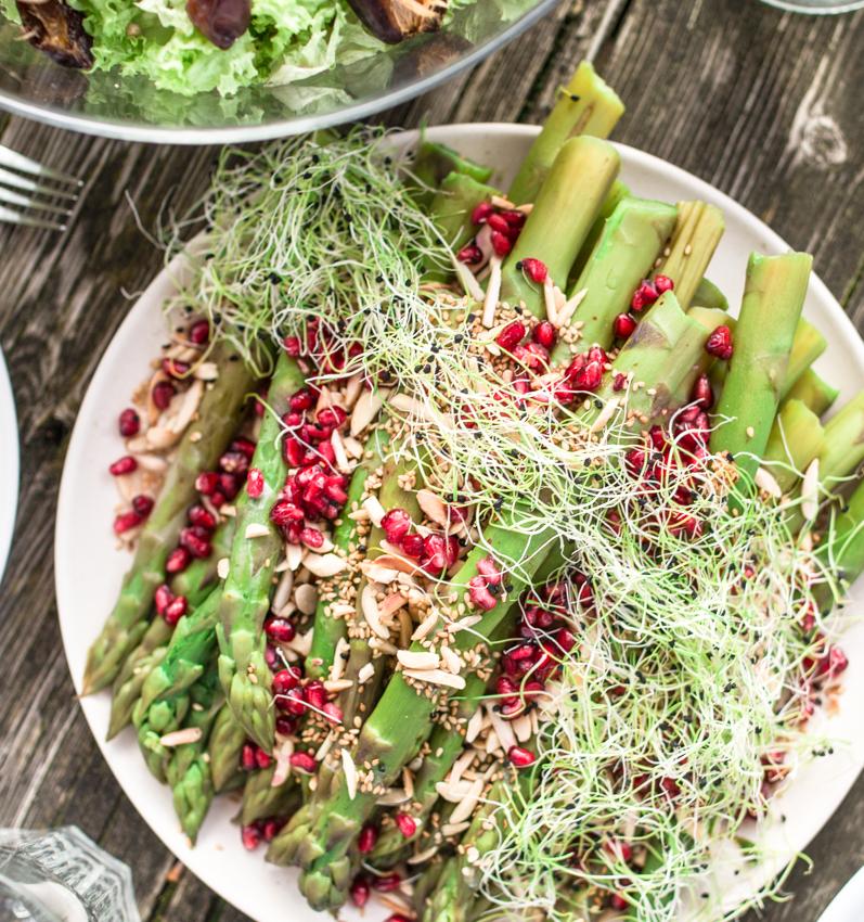 Rezeptbild: Spargeln mit Tahini-Miso-Dressing