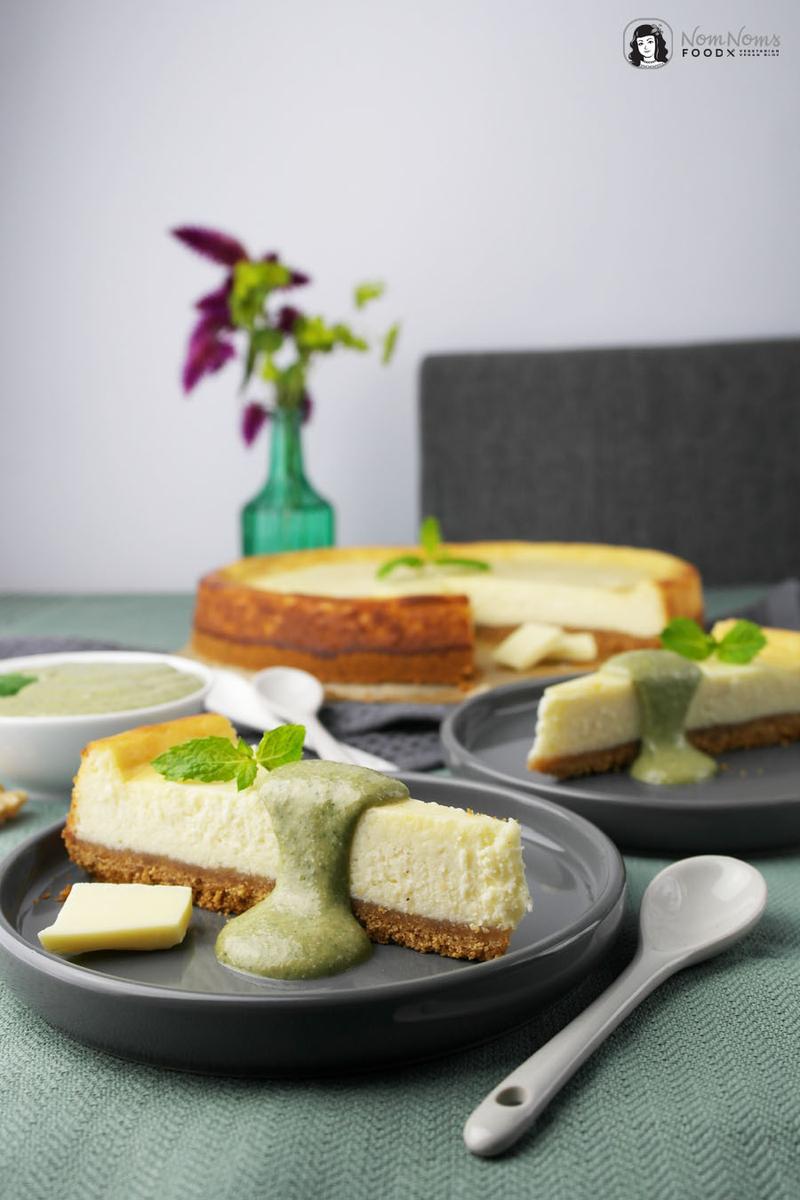 Rezeptbild: Käsekuchen mit weißer Schokolade und süßem Walnuss-Minz-Pesto