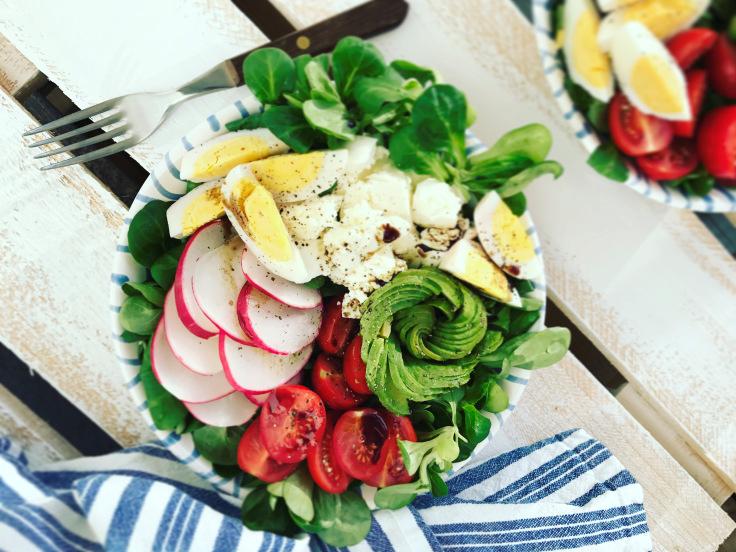 Rezeptbild: Feldsalat Bowl mit Avocado und Schafskäse