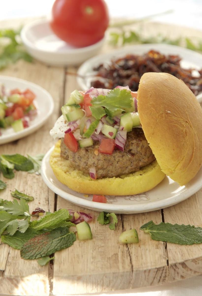 Rezeptbild: Saftiger Kabab Burger mit Röstzwiebeln-Feta und Tomaten-Gurken-Salsa