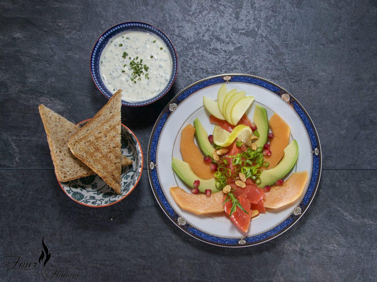 Rezeptbild: Lachs-Melonen-Carpaccio mit Avocado und Kräuter Crème Fraîche