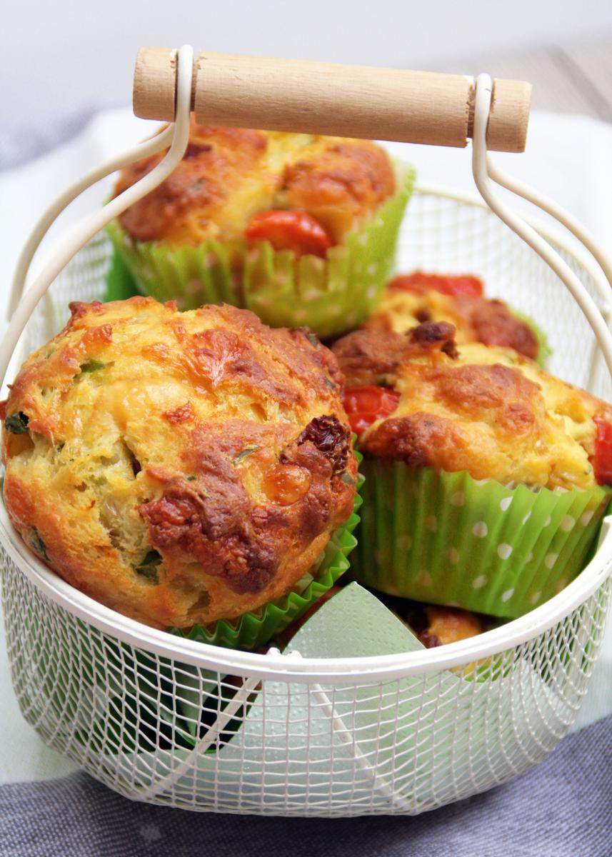 Rezeptbild: Herzhafte Muffins mit Tomaten und Bärlauch