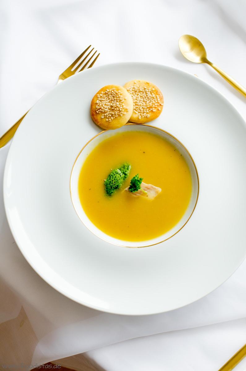 Rezeptbild: Steckrübensuppe mit Forelle und Petersilien-Pesto