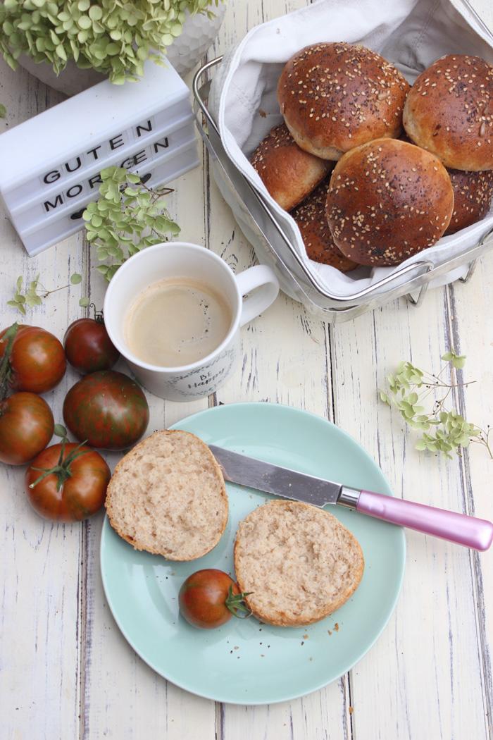 Rezeptbild: Dinkelbrötchen mit Joghurt und Mohn-Sesam | Schnell & Einfach
