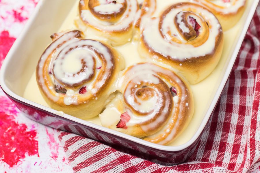 Rezeptbild: Erdbeerschnecken mit Frischkäse-Frosting