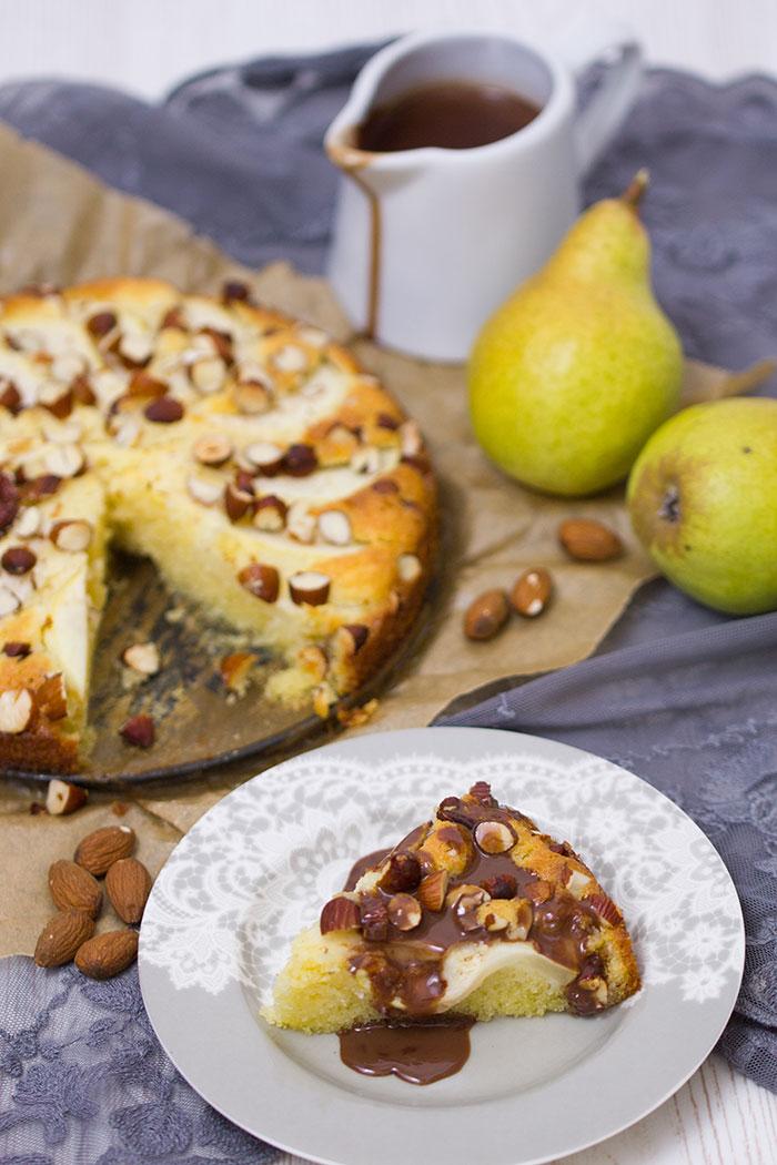 Rezeptbild: Birnenkuchen mit Mandeln und Schokosoße