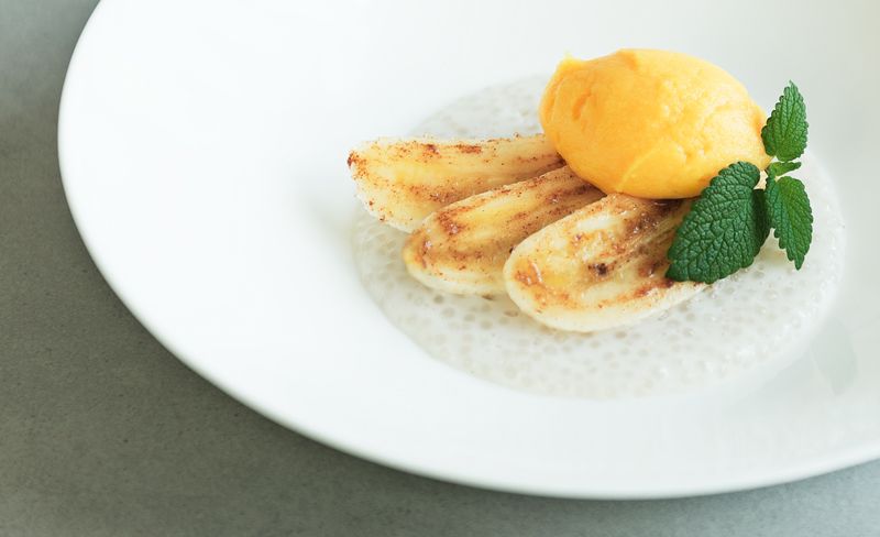 Rezeptbild: Tapiokapudding mit karamellisierten Bananenspalten und Mangoeis