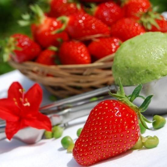 Rezeptbild: Grünes Erbseneis mit Kokosmilch und Pistazien