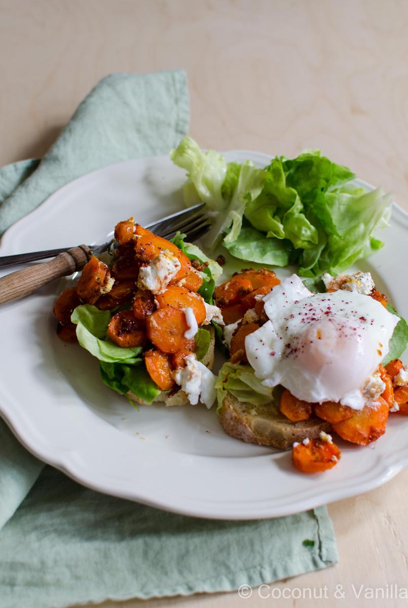 Rezeptbild: Harissa-Möhren mit Ziegenkäse, pochiertem Ei und Salat auf Buttertoast
