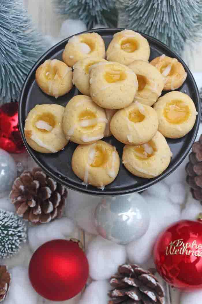 Rezeptbild: Zitronenküsse mit Lemon Curd – Einfaches und leichtes Weihnachtsplätzchen Rezept