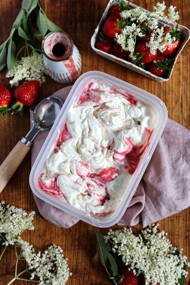 Rezeptbild: HOLUNDERBLÜTENEIS MIT ERDBEER-COULIS