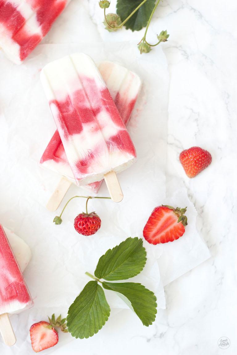Rezeptbild: Erdbeer Joghurt Popsicles