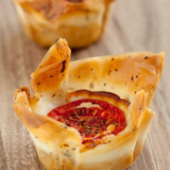 Rezeptbild: Käsekörbchen mit Oregano-Tomaten