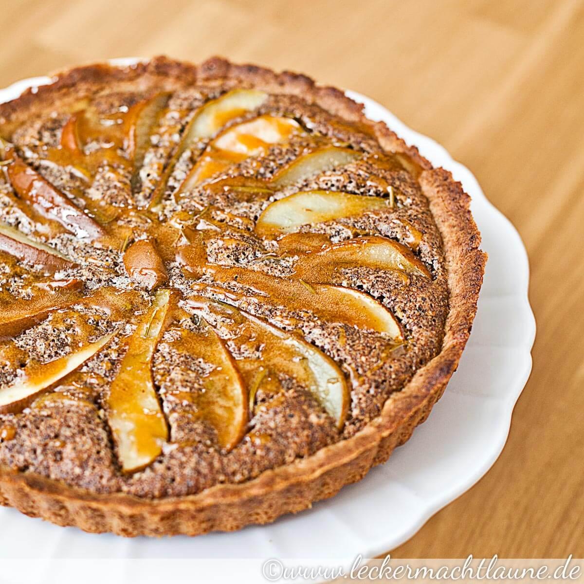 Rezeptbild: Mandeltarte mit Rosmarin-Birnen