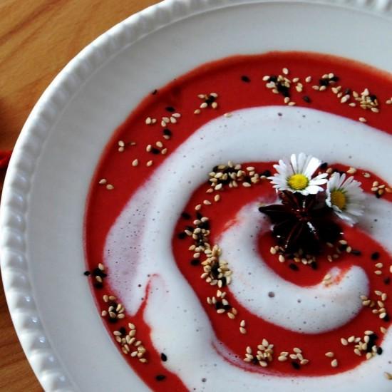 Rezeptbild: Rote Beete Cremesuppe mit Sternanis und Kokosmilch