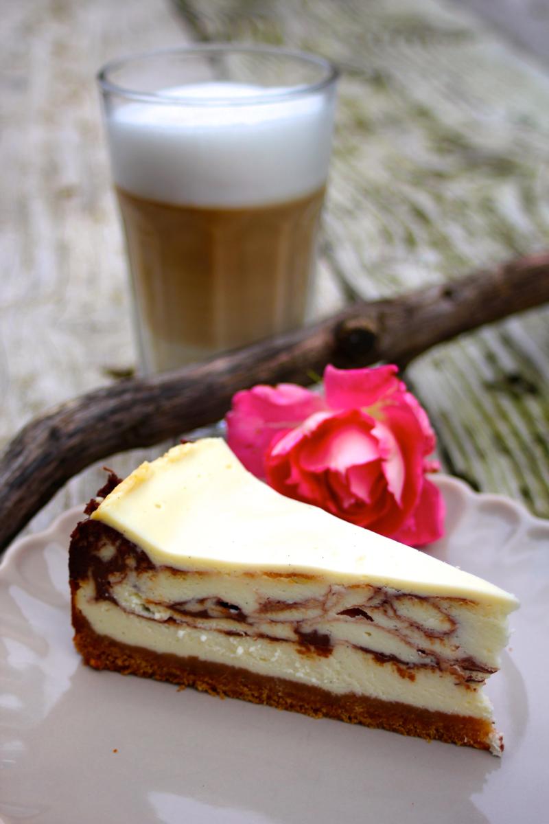 Rezeptbild: Cheesecake mit Schokoladenswirl und Schmandguss