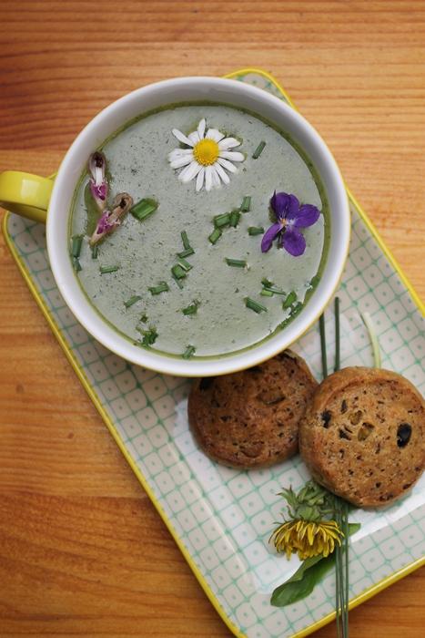 Rezeptbild: Grasgrünes Wildkräutersüppchen