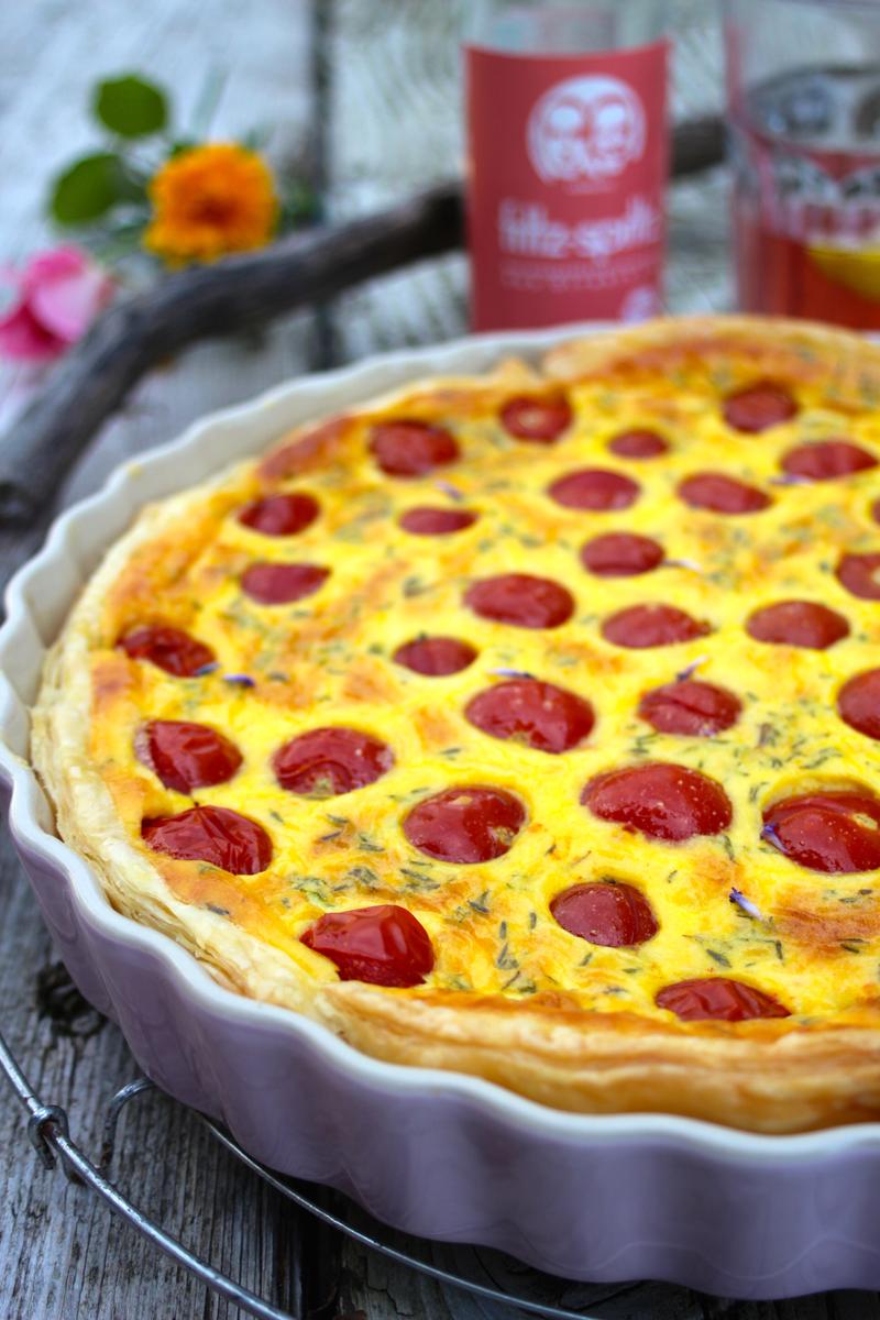 Rezeptbild: Tomatentarte mit Ziegenfrischkäse, Thymian und Lavendel