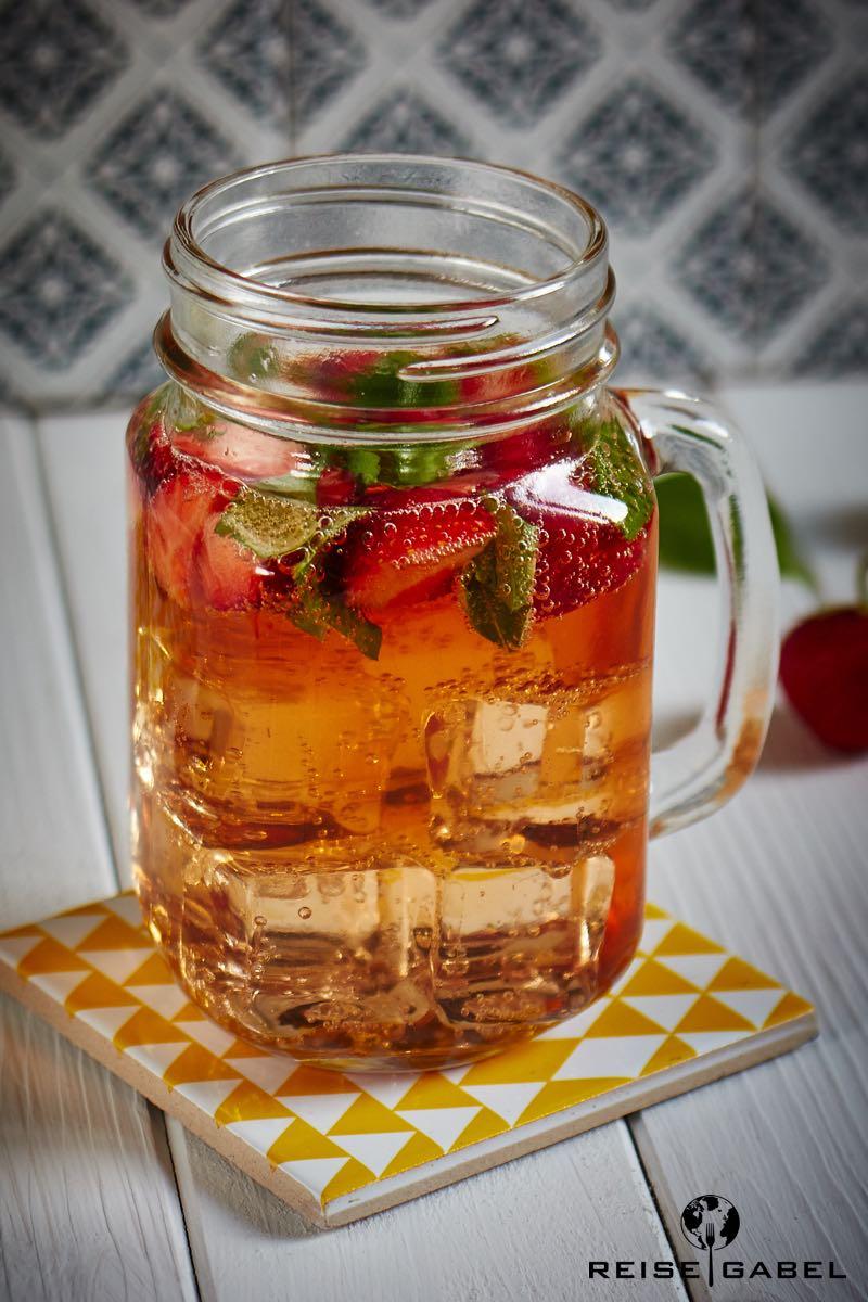 Rezeptbild: Cocktail mit Erdbeer-Rhabarber-Wodka