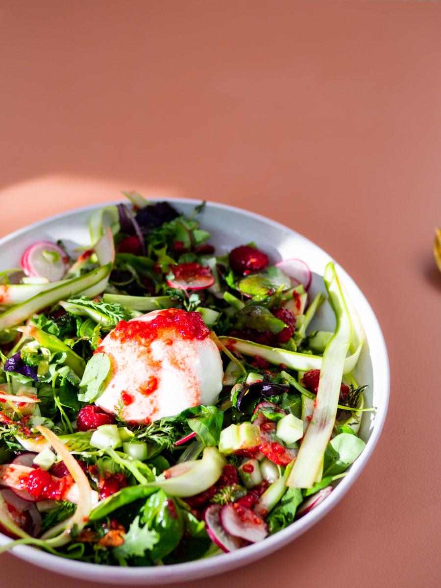 Rezeptbild: Wildkräuter-Salat mit Himbeer-Vinaigrette