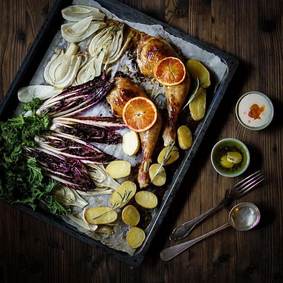 Rezeptbild: ONE TRAY – POULETSCHENKEL UND GEMÜSE AUS DEM OFEN