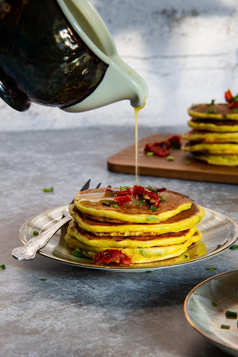Rezeptbild: Herzhafte Käse-Quark-Pfannkuchen mit getrockneten Tomaten