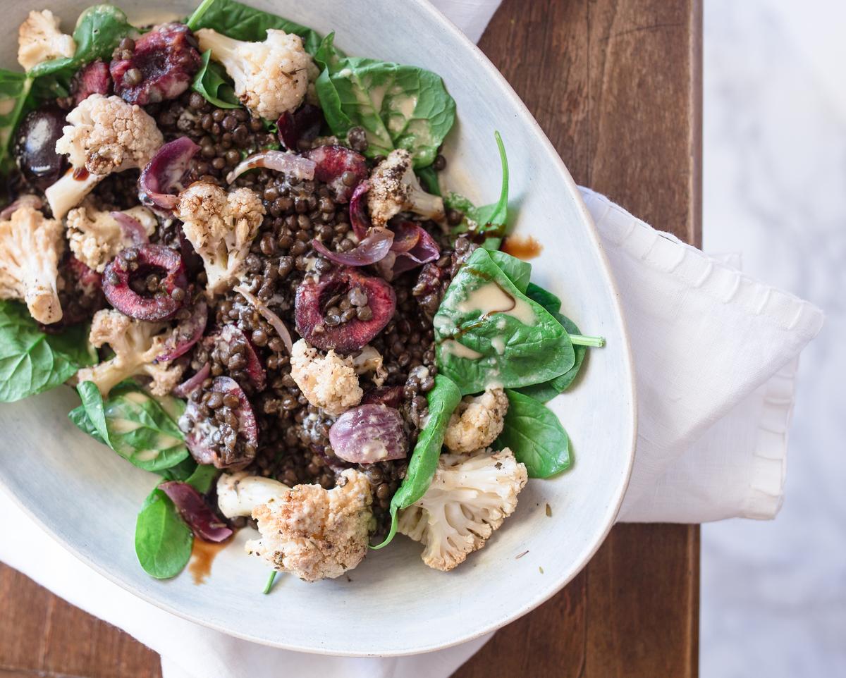 Rezeptbild: Beluga-Linsen-Salat mit Kirschen, Spinat und geröstetem Blumenkohl