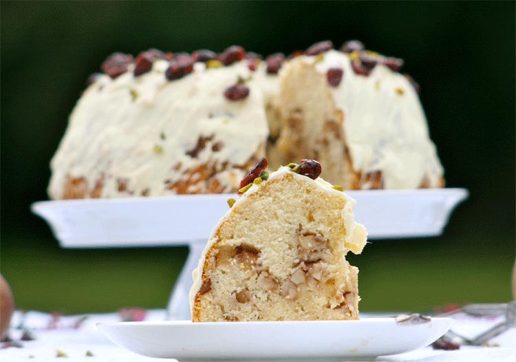 Rezeptbild: Apfel-Kardamom-Gugelhupf mit weißem Schokoladenguss