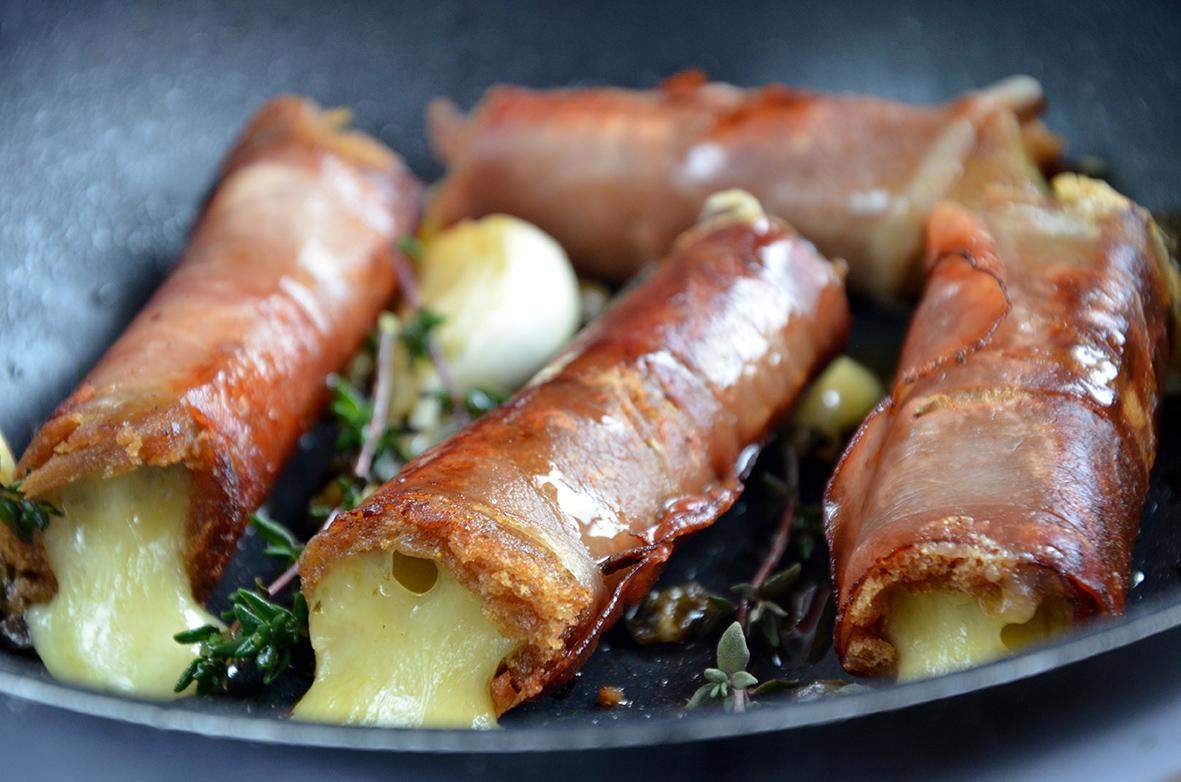 Rezeptbild: Gebratenes Käsesandwich in knusprigem Schinkenmantel